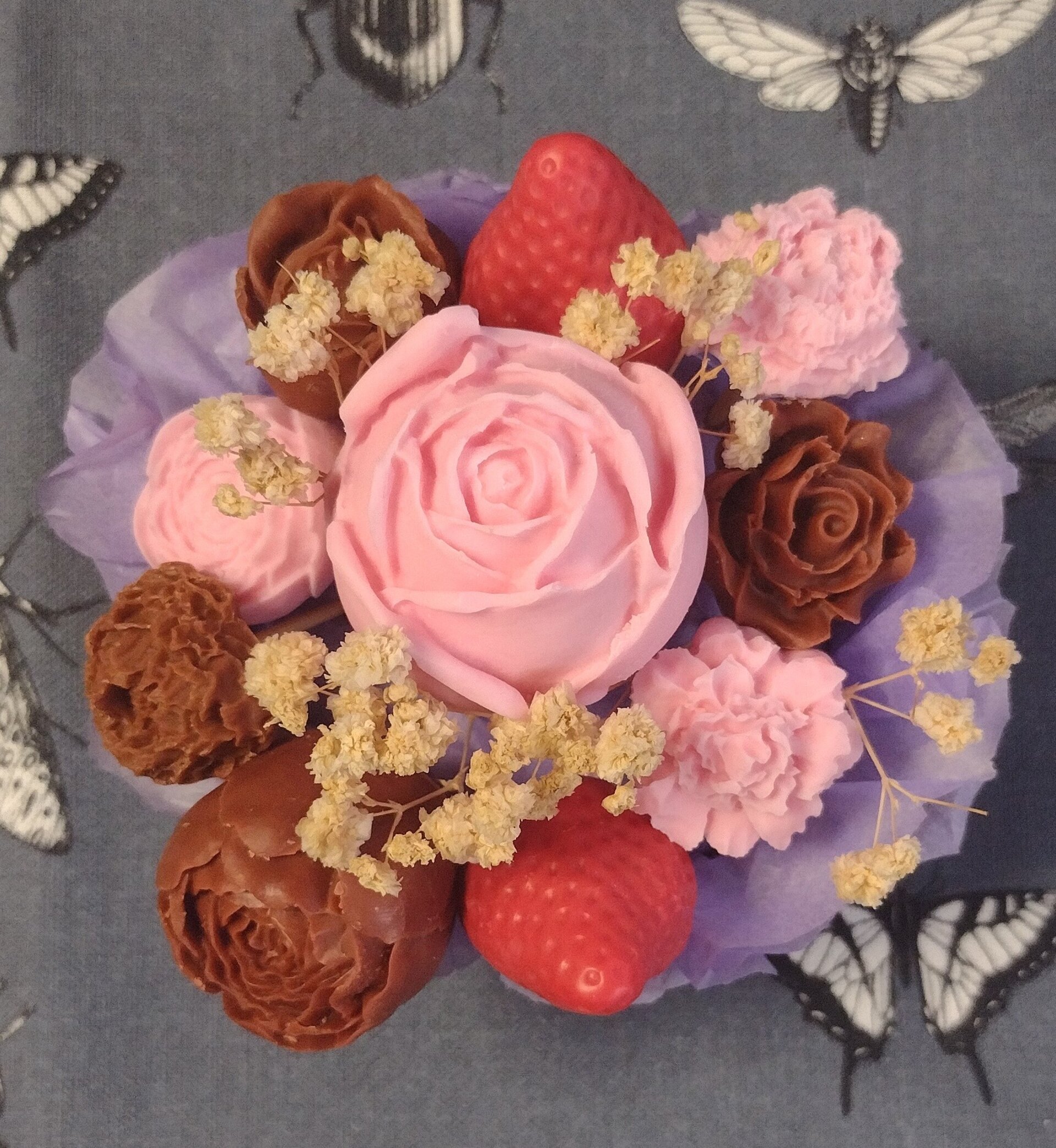 Bouquet de Flores champagne, Milka y Fresas - 2