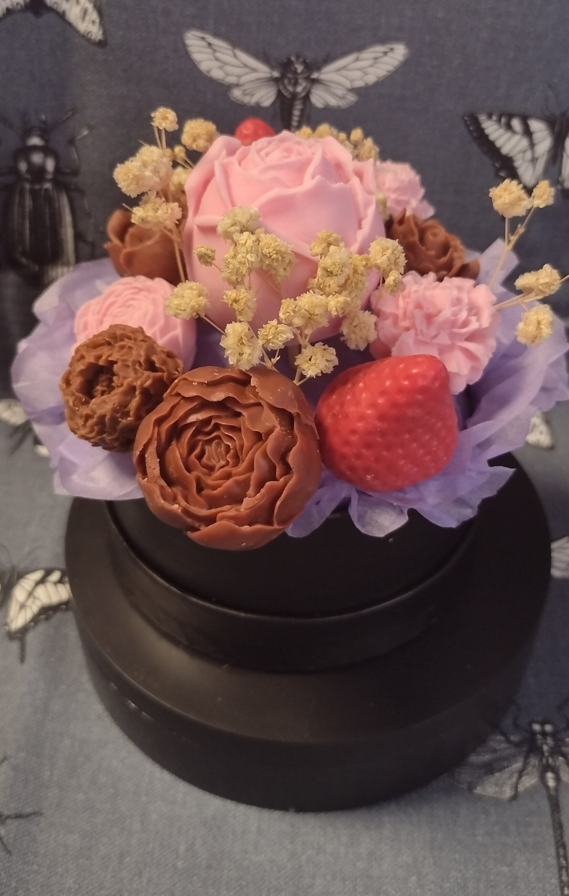 Bouquet de Flores champagne, Milka y Fresas - 4